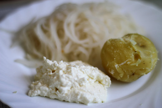 krompir s skuto in kuhano kislo repo krompir s skuto in kuhano kislo repo